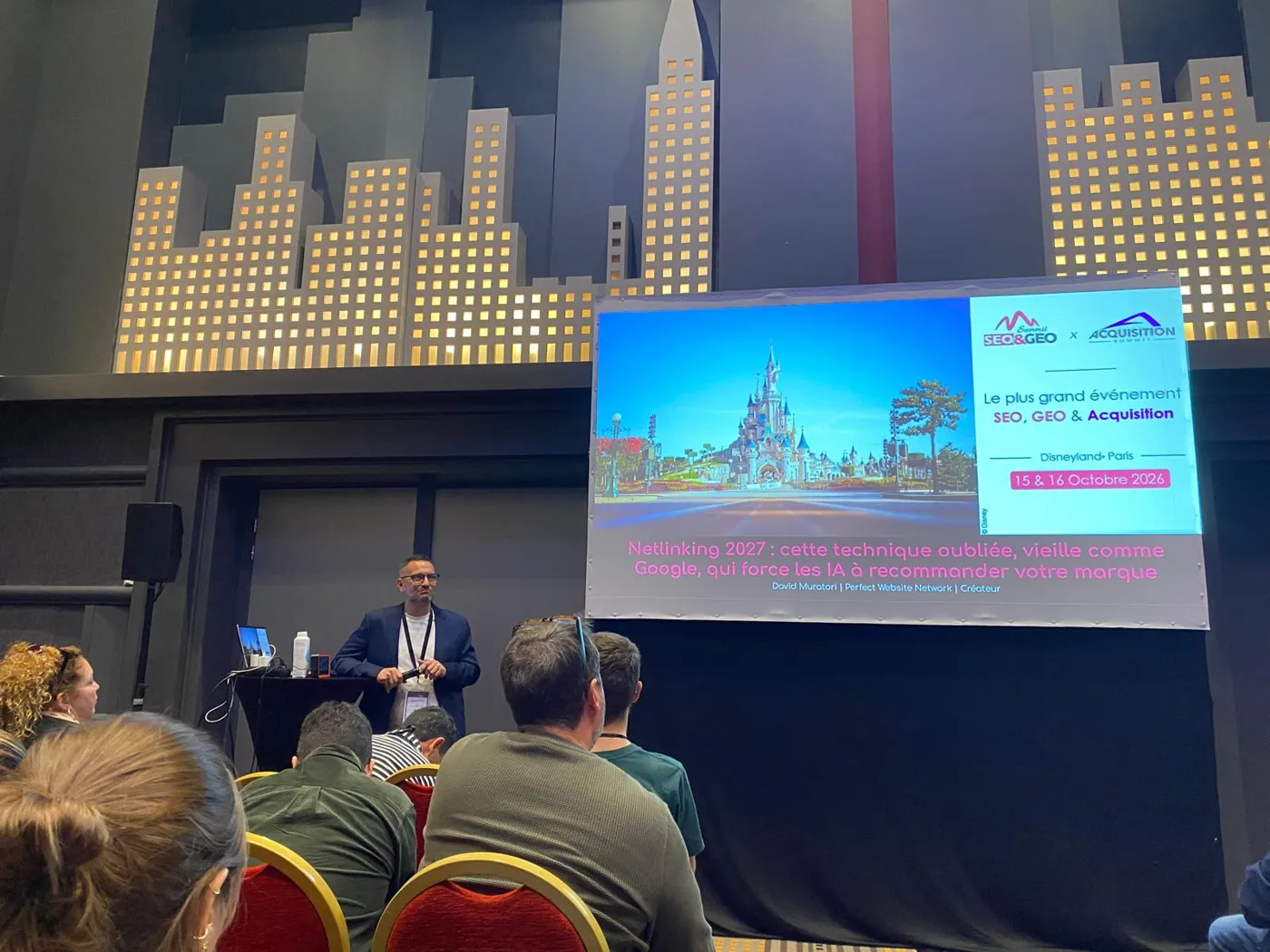 David Muratori sur scène au SEO & GEO Summit 2026 à Disneyland Paris, conférence Netlinking 2027